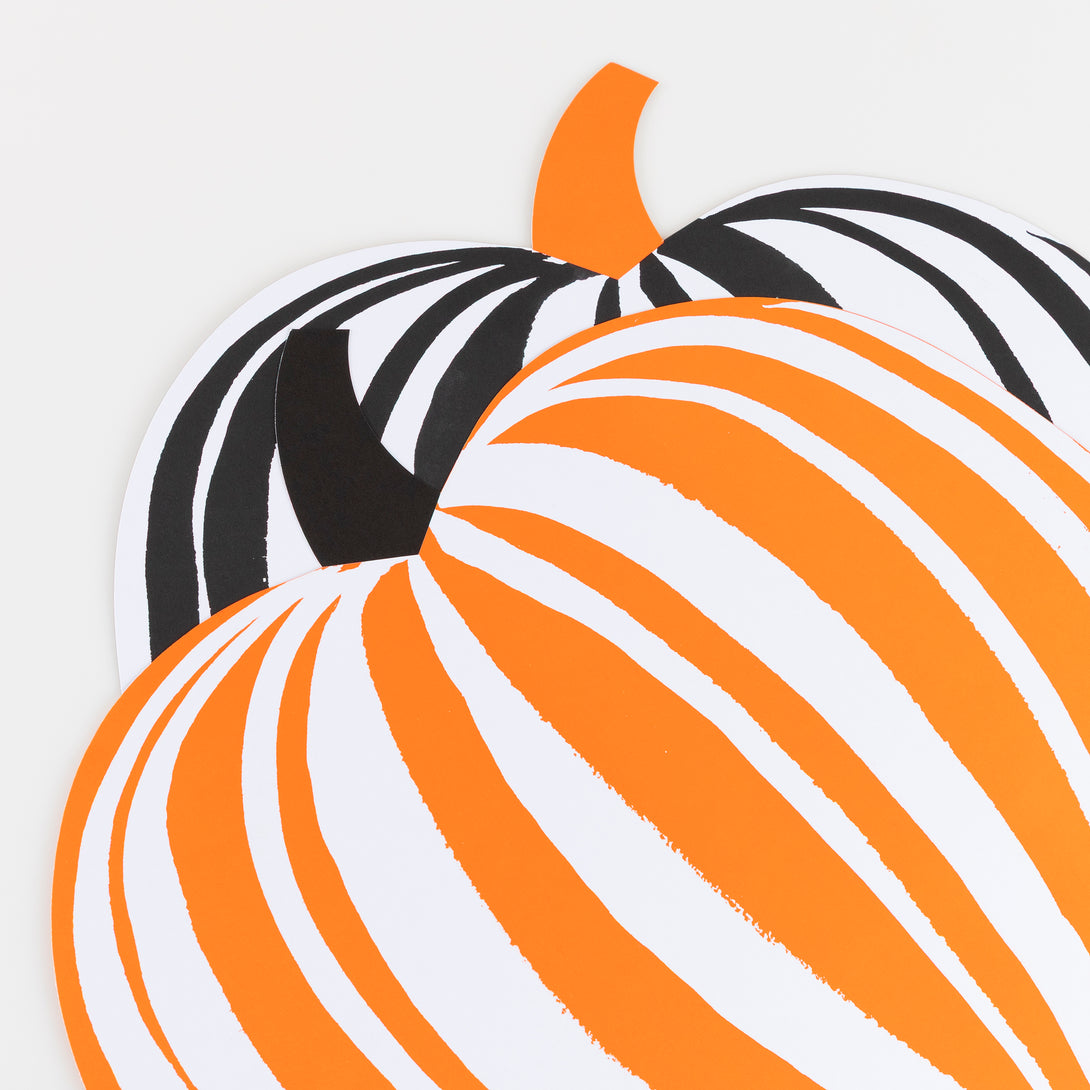 Make your Halloween party table look amazing with our paper placemats in the shape of pumpkins with a fun striped design. Image3