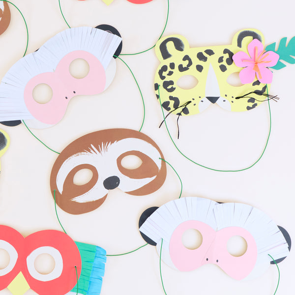 Make your jungle party come to life with our special set which includes tableware, party masks and vibrant garlands. 
