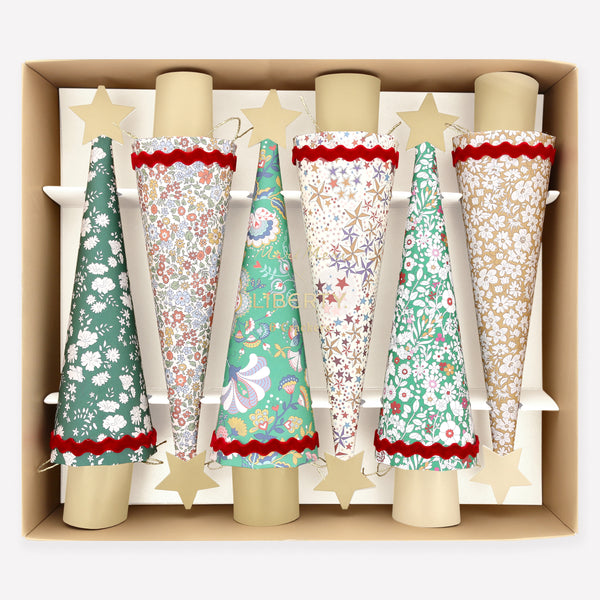 Have yourself a Meri Meri x Liberty Christmas with our sesonal set of place cards, placemats, crackers, 3D trees and a festive garland. Image4