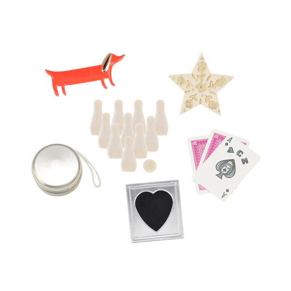 Have yourself a Meri Meri x Liberty Christmas with our sesonal set of place cards, placemats, crackers, 3D trees and a festive garland. Image5