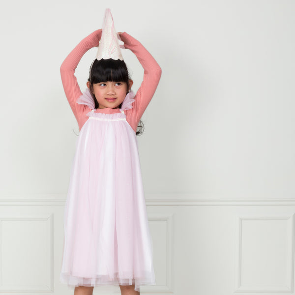This costume, with a princess dress and hat with tassels, is perfect for a princess party. Image3