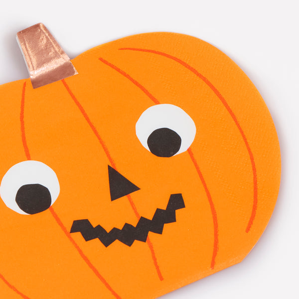 Our Halloween napkins, shaped like a happy pumpkin, are ideal to add to your party table for a practical and decorative touch. Image3