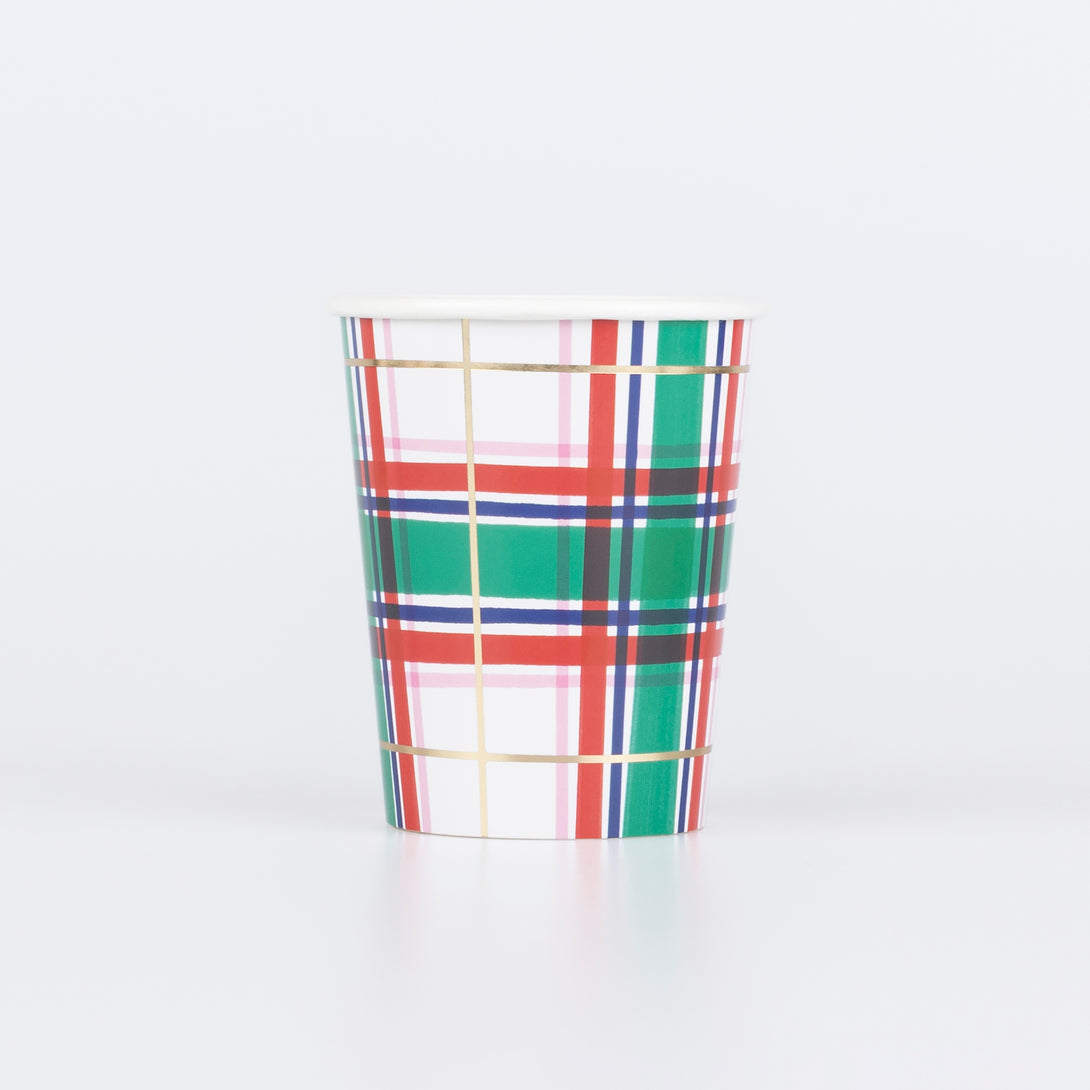 Our party cups, made from high-quality paper with a charming tartan design, are ideal for hot or cold Christmas drinks. Image1