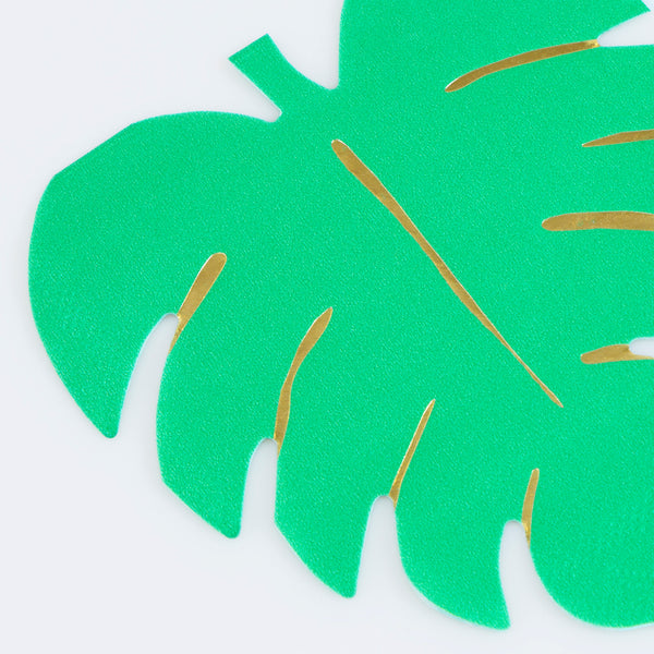 Make your jungle party come to life with our special set which includes tableware, party masks and vibrant garlands. 