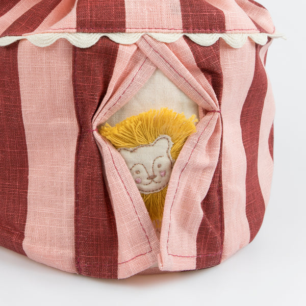 Our cotton bag, an adorable accessory for kids, looks like a big top and has an embroidered lion detail. Image3