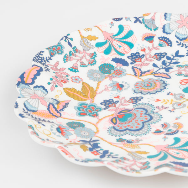 Our Liberty melamine plate is ideal for picnics, garden parties, tea parties or any event where you want a floral large plate. Image3