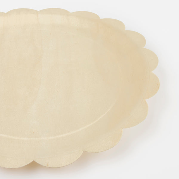 Our wood plates feature a stylish scalloped edge. Perfect as party plates for any occasion. Image3