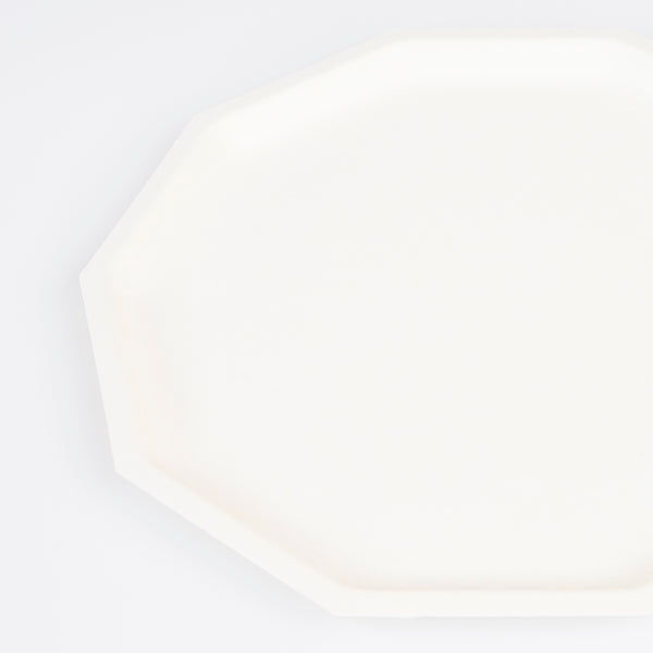 Our side plates are made with a bamboo and sugar cane mix, with a classic cream colour that will complement all your parties. Image3