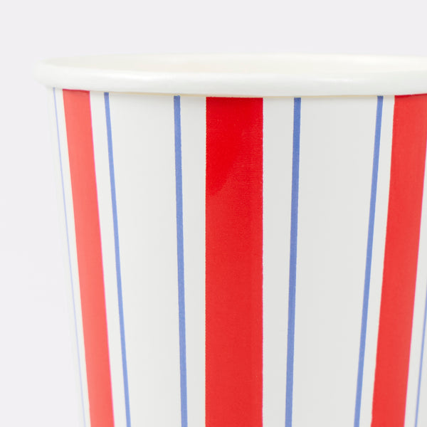 Have a wonderful boat party with our party supplies set for lots of nautical fun, including tableware, sailor party hats and a striking boat garland. 
