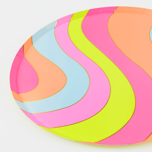 Our dinner plates, made from paper, feature vibrant flower power designs in psychedelic colours, ideal for 70s parties and cocktail parties. Image3