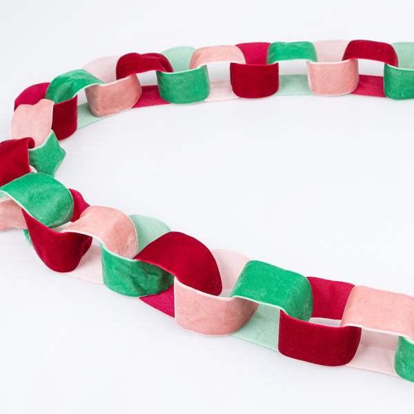 Add style to your Christmas hanging decorations with our garland made from soft luxurious velvet. Image4