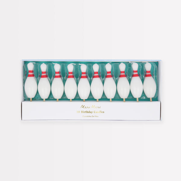 Transform a birthday cake with our special fun candles in the shape of bowling pins, perfect to give a fun sporty vibe.