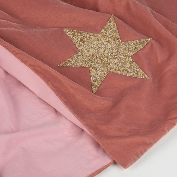 This wizard cape, wizard hat and star wand set, crafted from pink velvet and gold glitter fabric, is a fabulous costume for girls. Image6