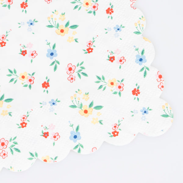 Use our large napkins, with floral designs, for table layering at your garden parties, bridal showers or as baby shower napkins. Image3