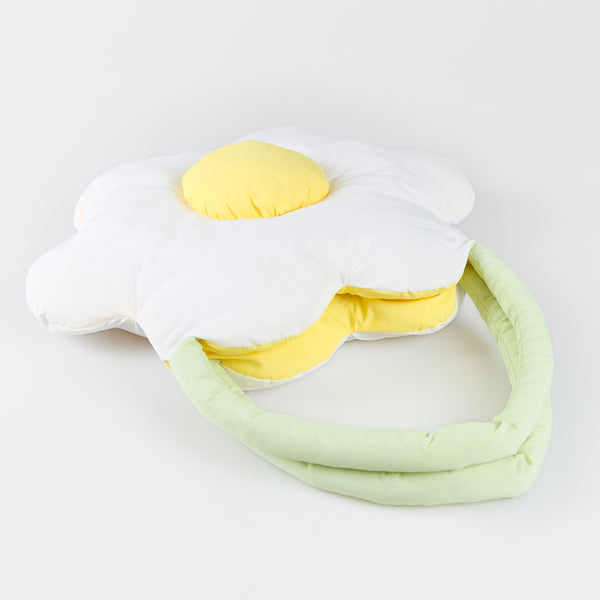 Our summer bag is made in the shape of a puffy daisy, a really fun and chic accessory for summertime. Image4