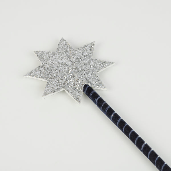 This wizard cape, wizard hat and star wand set, crafted from blue velvet and silver glitter fabric, is a fabulous costume for boys. Image5