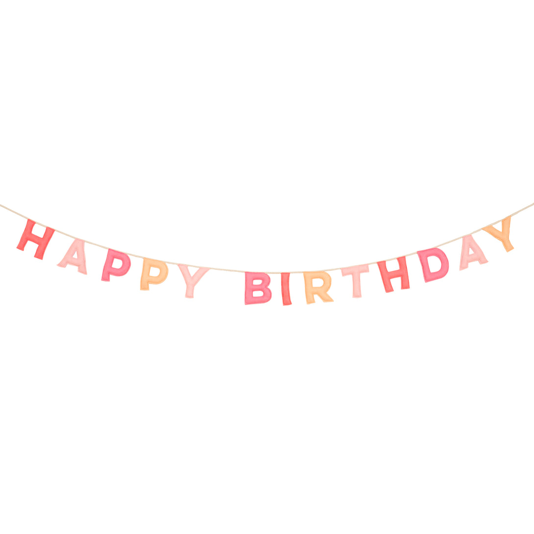 Our happy birthday garland has felt letters in peach and pink tones, ideal to reuse year after year.