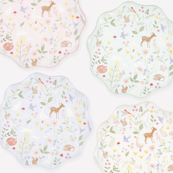 Our paper dinner plates feature beautiful designs of baby animals and flowers on soft colours, perfect for first birthdays and baby showers. Image1