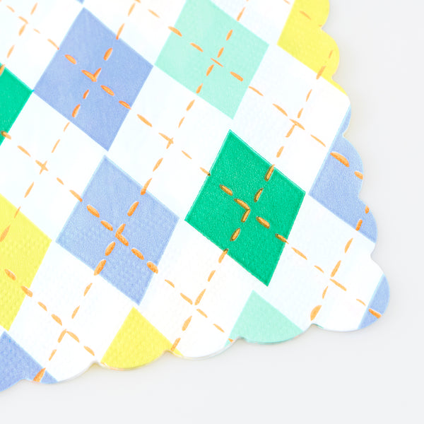 Our small paper napkins feature a colourful argyle pattern, ideal for tennis parties, golf parties and birthdays, for a practical and decorative look. Image2