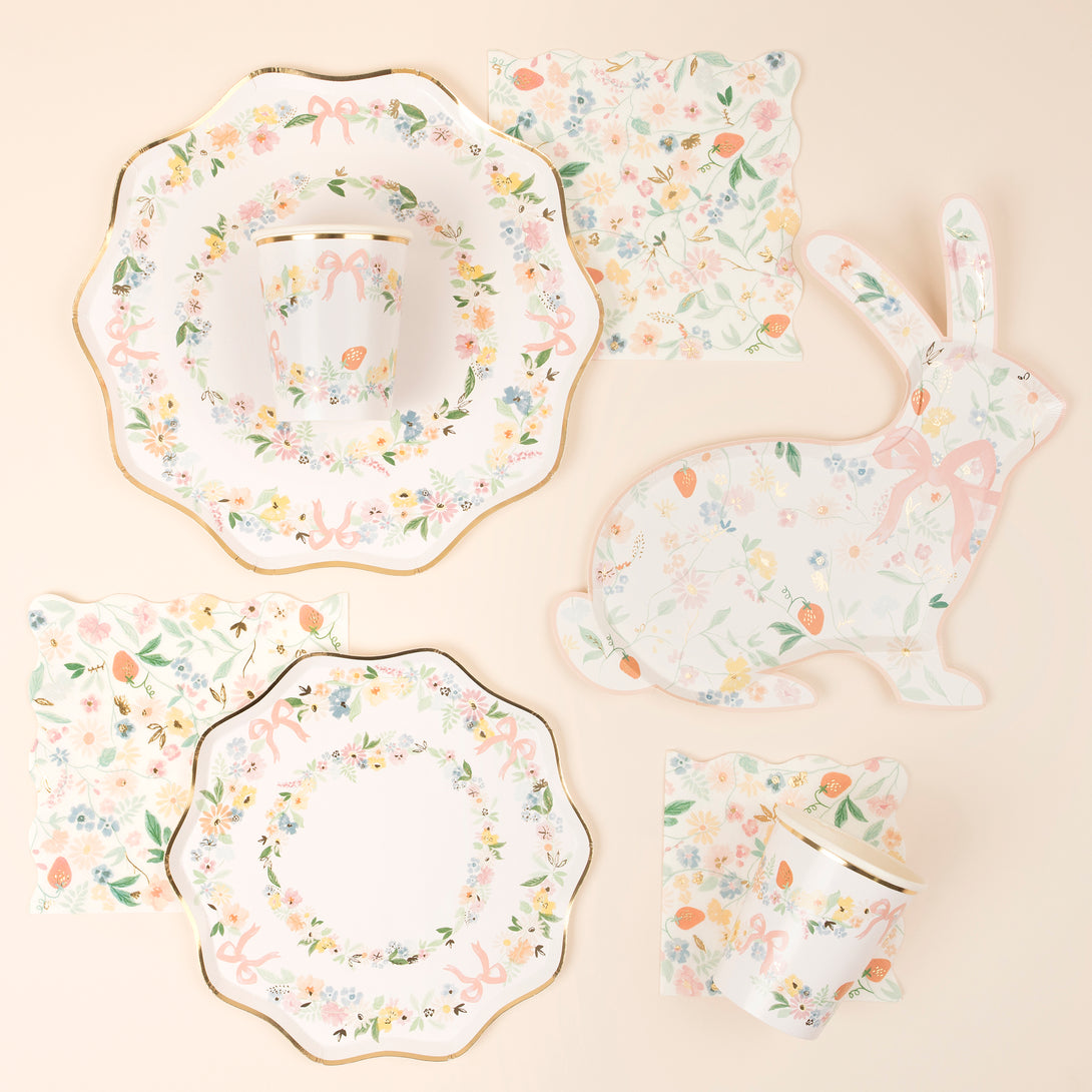 Our party plates, with a pretty flower and on-trend bow design, are really elegant.