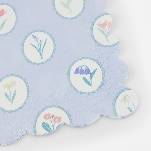 Our large paper napkins feature pretty floral designs reminiscent of vintage fabrics, ideal as bridal shower napkins. Image3