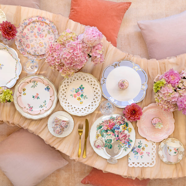 Our pastel plates, made from premium paper in pink, blue, yellow and green, with shiny gold foil details, have an elegant rococo design. Image2
