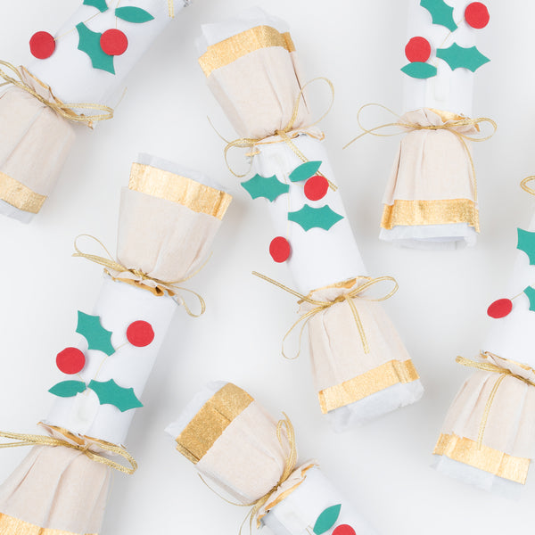 Our luxury holly Christmas crackers feature gold crepe paper and bows, and each contain a gold party hat, joke and a Christmas brooch. Image5