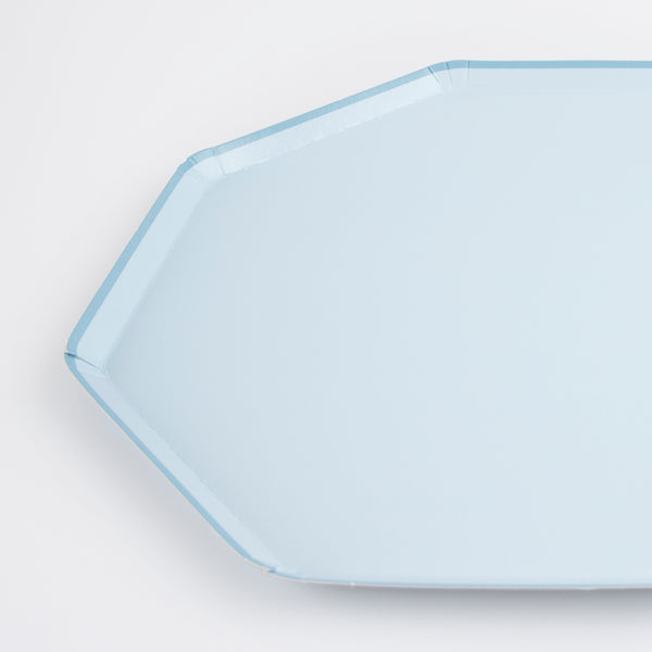 Our paper plates, in a stylish octagonal shape and a pale blue colour, are perfect for any dinner party. Image2