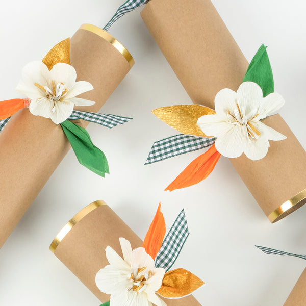 Our flower crackers, which contain gold party hats and luxury metal gifts, are perfect for your Thanksgiving table decor. Image4