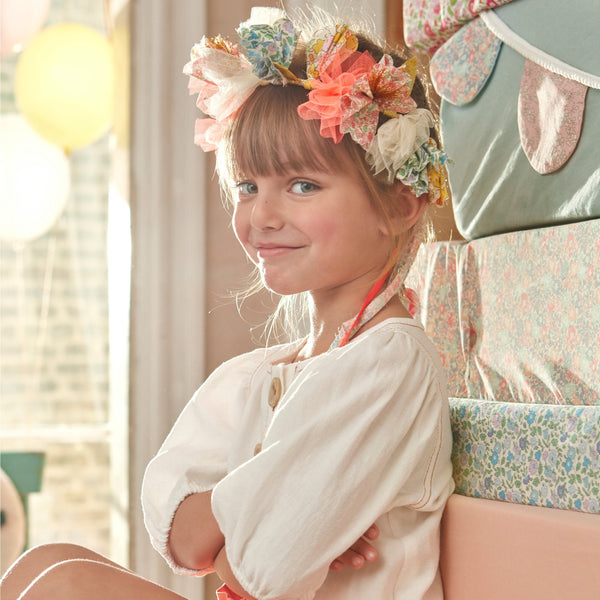 Our kids hair accessory, made in the shape of a crown with paper flowers, is ideal to give the perfect party hair. Image6