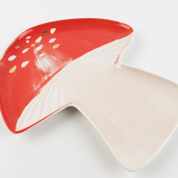 These fabulous mushroom luxury plates are great for a nature theme or for fairy party supplies. Image4