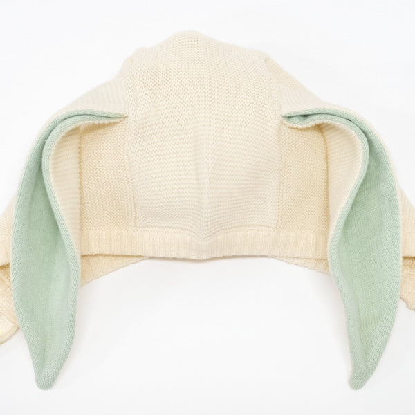 This delightful bunny baby bonnet is crafted from knitted organic cotton, with mint detail on the ears, and fastens with ivory coloured buttons. Image4