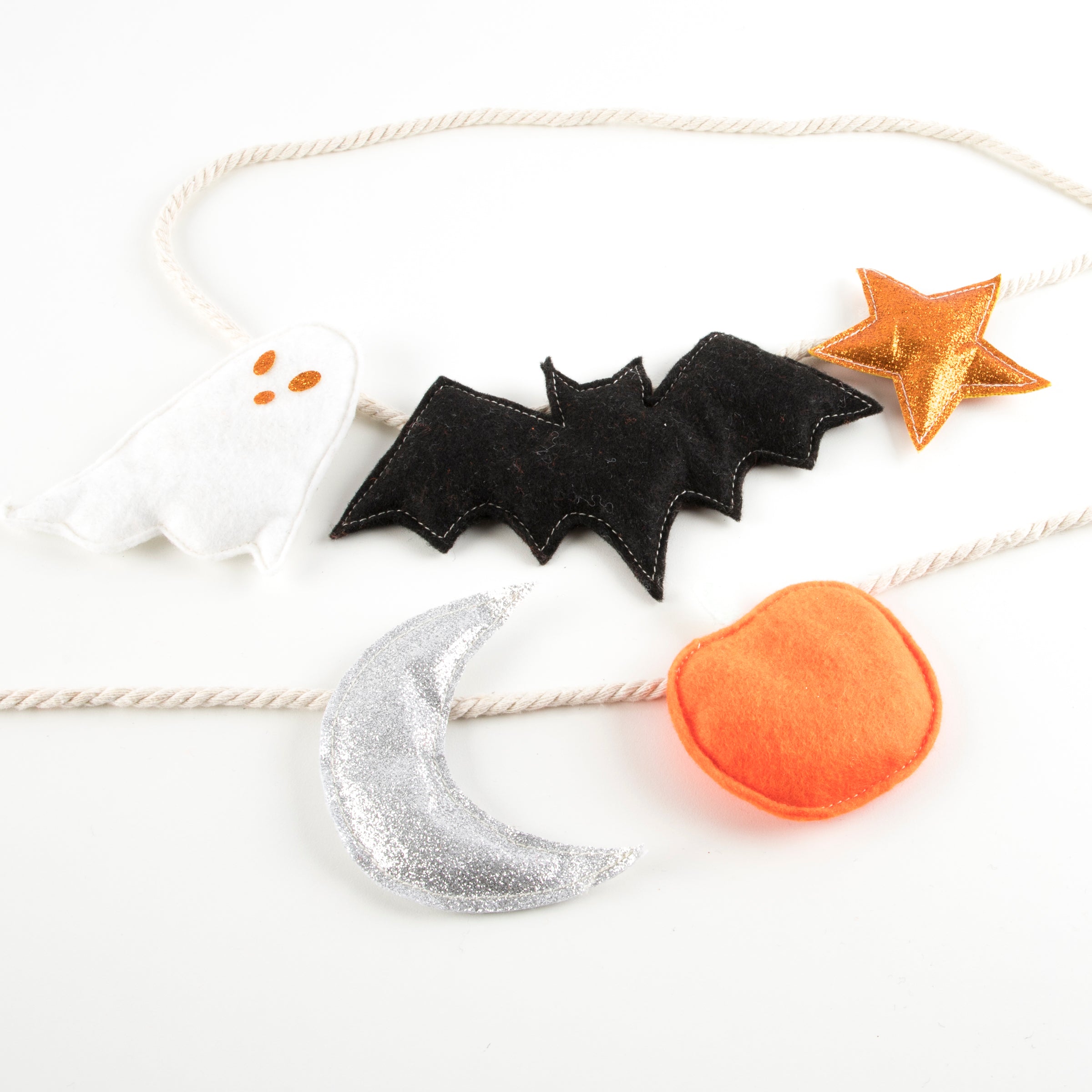 This indoor Halloween decoration is a garland crafted from felt and glittery fabric.