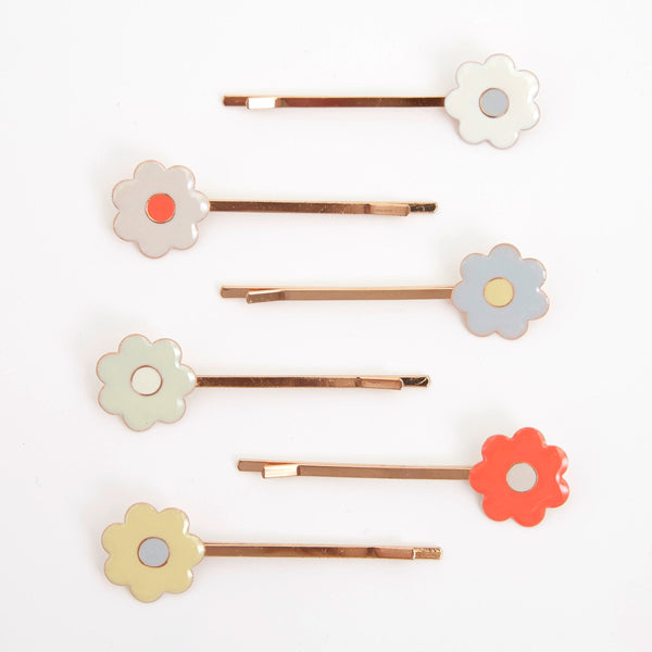 They are crafted from enamel daisies, in 6 different colours, with gold tone hair slides. Image4