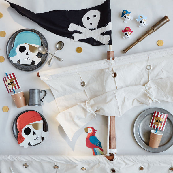 Our paper cups come with paper straws and a pirate sail, perfect for a pirate birthday party. Image3