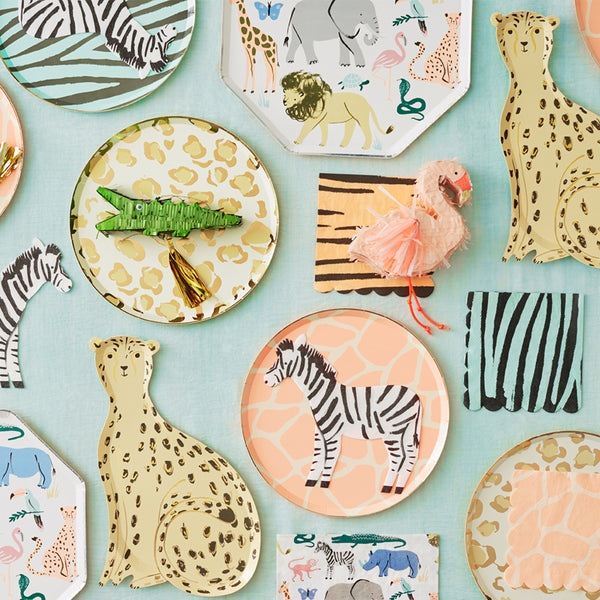 Our cheetah plates feature shiny gold foil detail, perfect for a stylish safari party. Image3