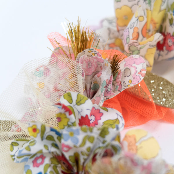 Our kids hair accessory, made in the shape of a crown with paper flowers, is ideal to give the perfect party hair. Image2