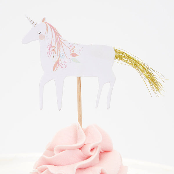 This princess cupcake kit includes carriage, flower, castle and unicorn cake toppers and coordinating cupcake cases. Image6