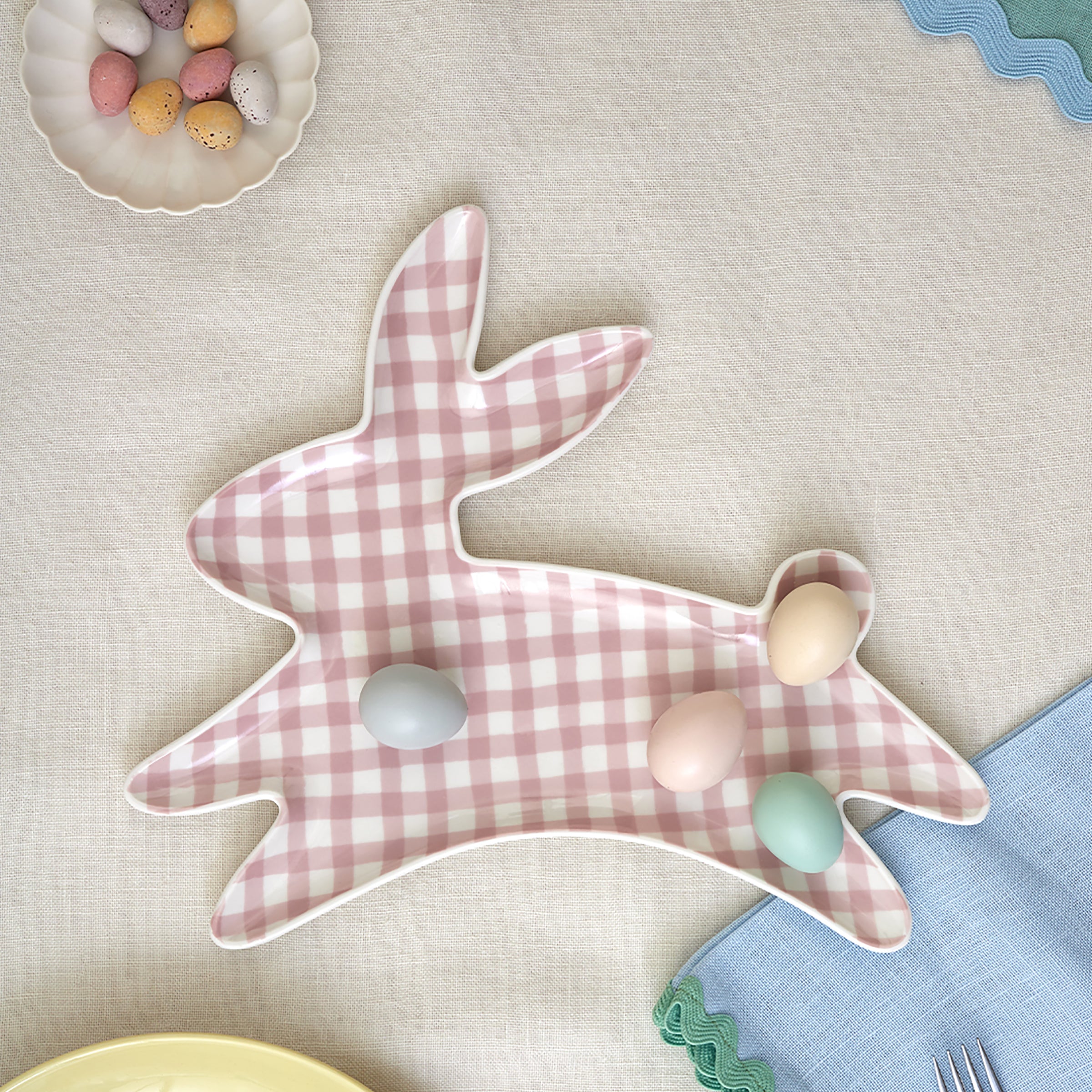 Resuable porcelain plates for parties with an on-trend gingham design and an adorable bunny shape.