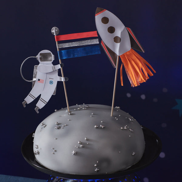 If you're looking for a cake topper for your space birthday party, then you'll love our cake decoration. Image2