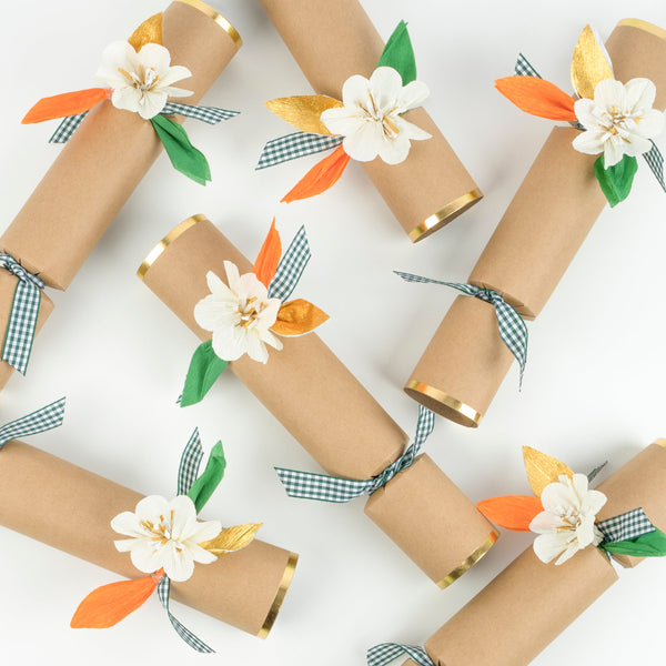 Our flower crackers, which contain gold party hats and luxury metal gifts, are perfect for your Thanksgiving table decor. Image5