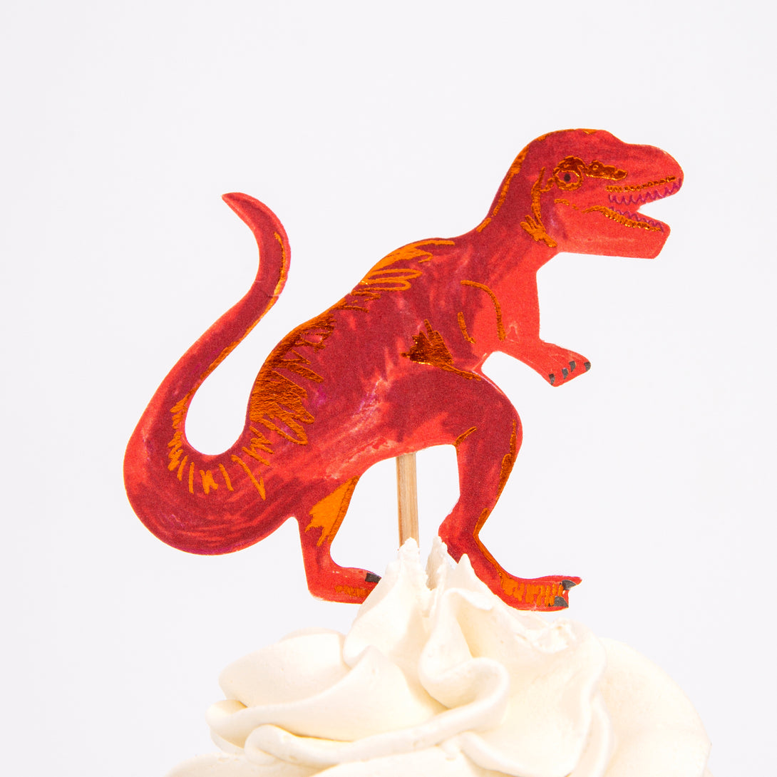 Make dinosaur cupcakes for your dinosaur party with our special dinosaur cake toppers and shiny copper foil cupcake cases.