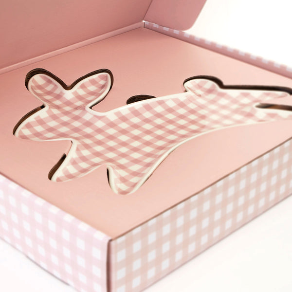 Resuable porcelain plates for parties with an on-trend gingham design and an adorable bunny shape. Image5