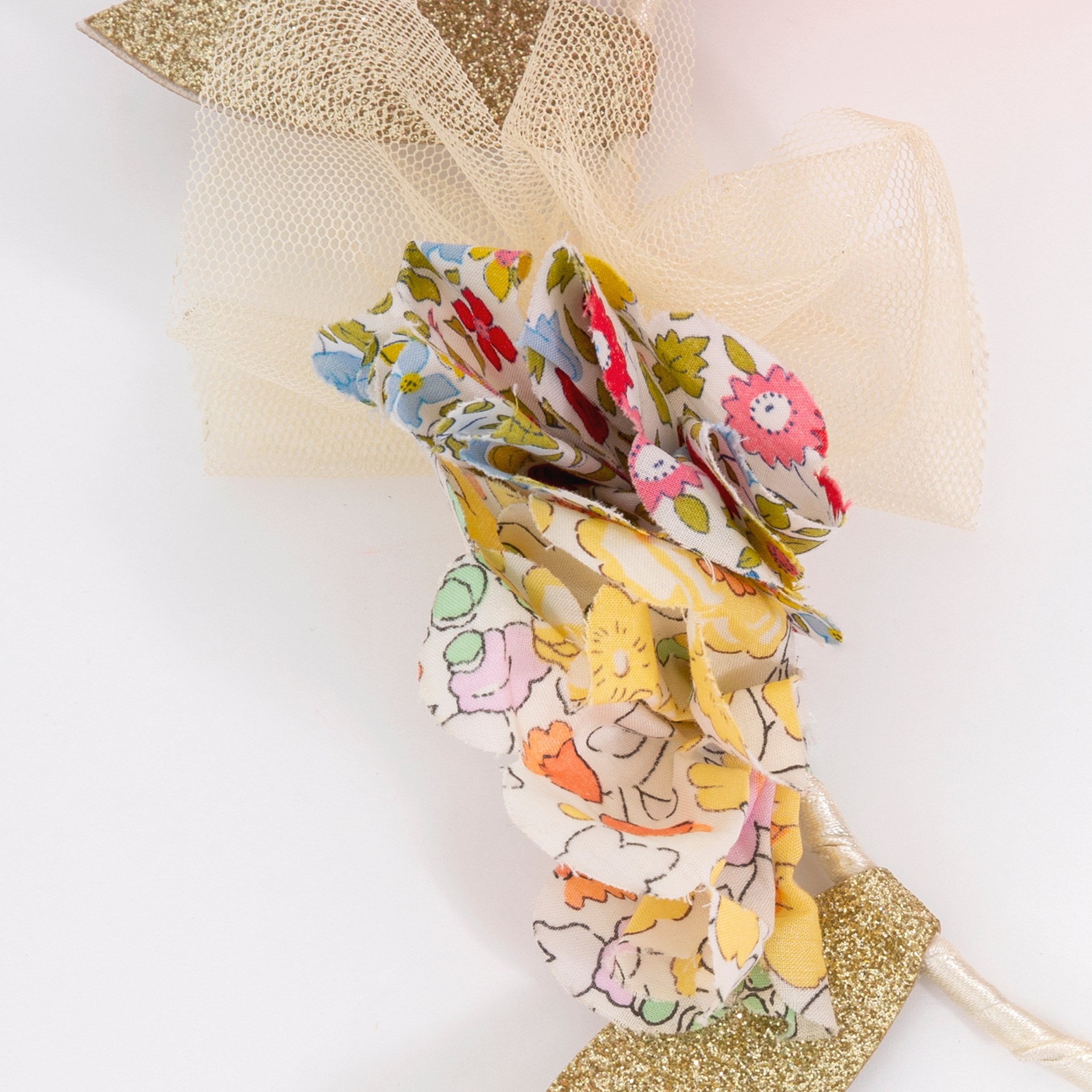 Our kids hair accessory, made in the shape of a crown with paper flowers, is ideal to give the perfect party hair.