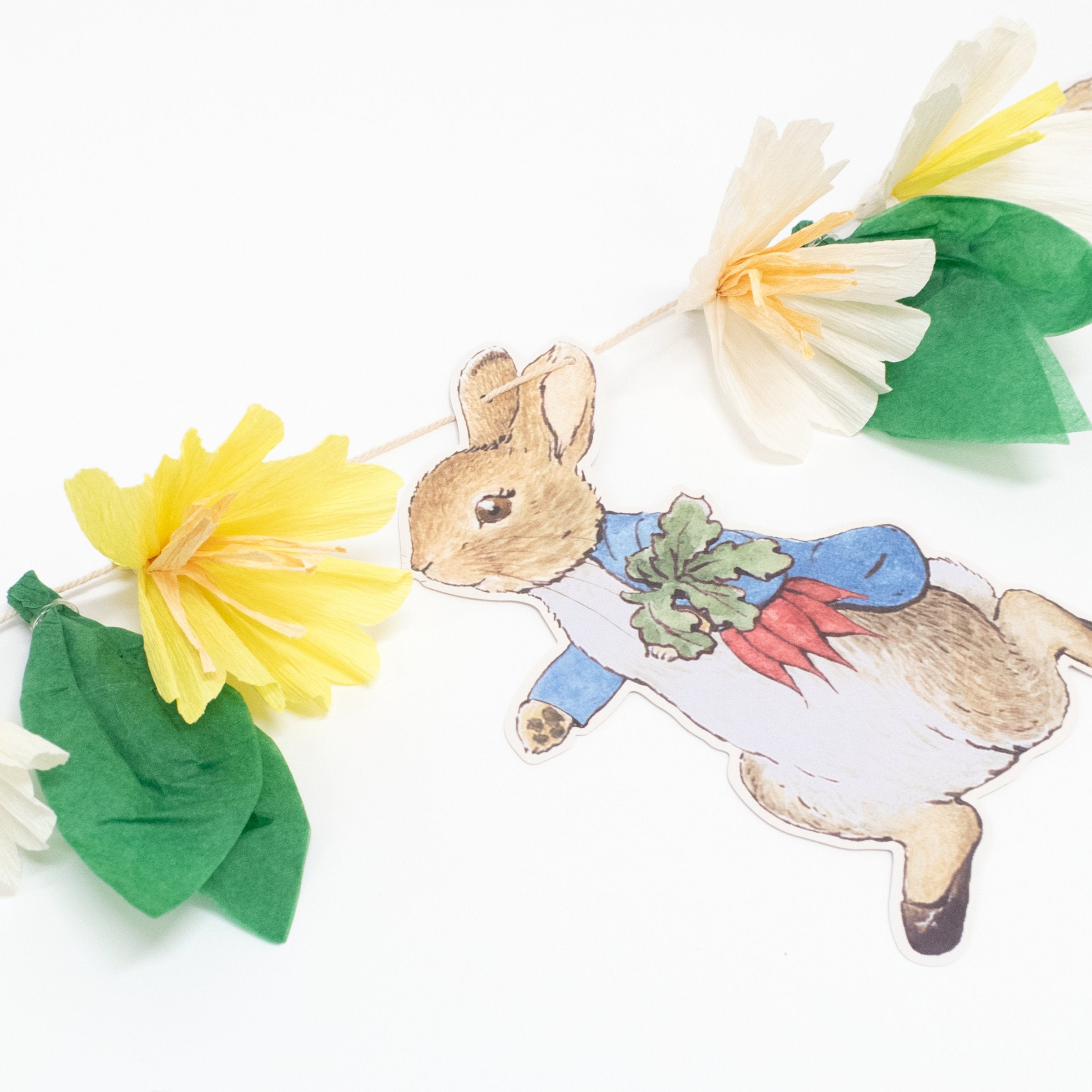This charming garland features 5 Peter Rabbit characters and 6 floral pennants for a wonderful decorative effect.