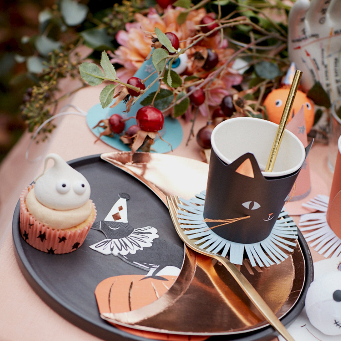 These terrific crow and pumpkin napkins are perfect to add to your Halloween party supplies.