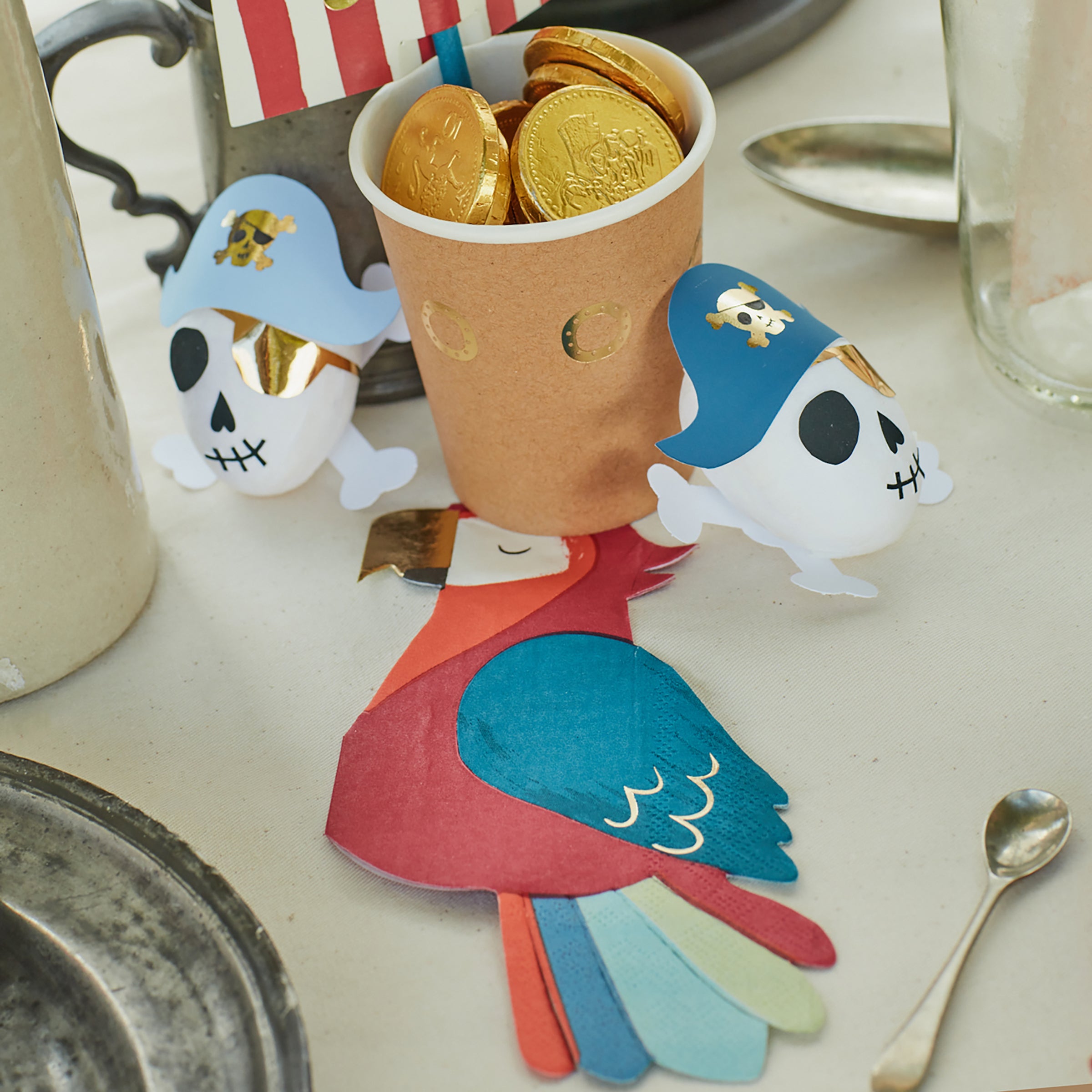 Our cheerful party napkins, beautifully crafted in the shape of a parrot, are ideal as cocktail napkins, or for a pirate party.
