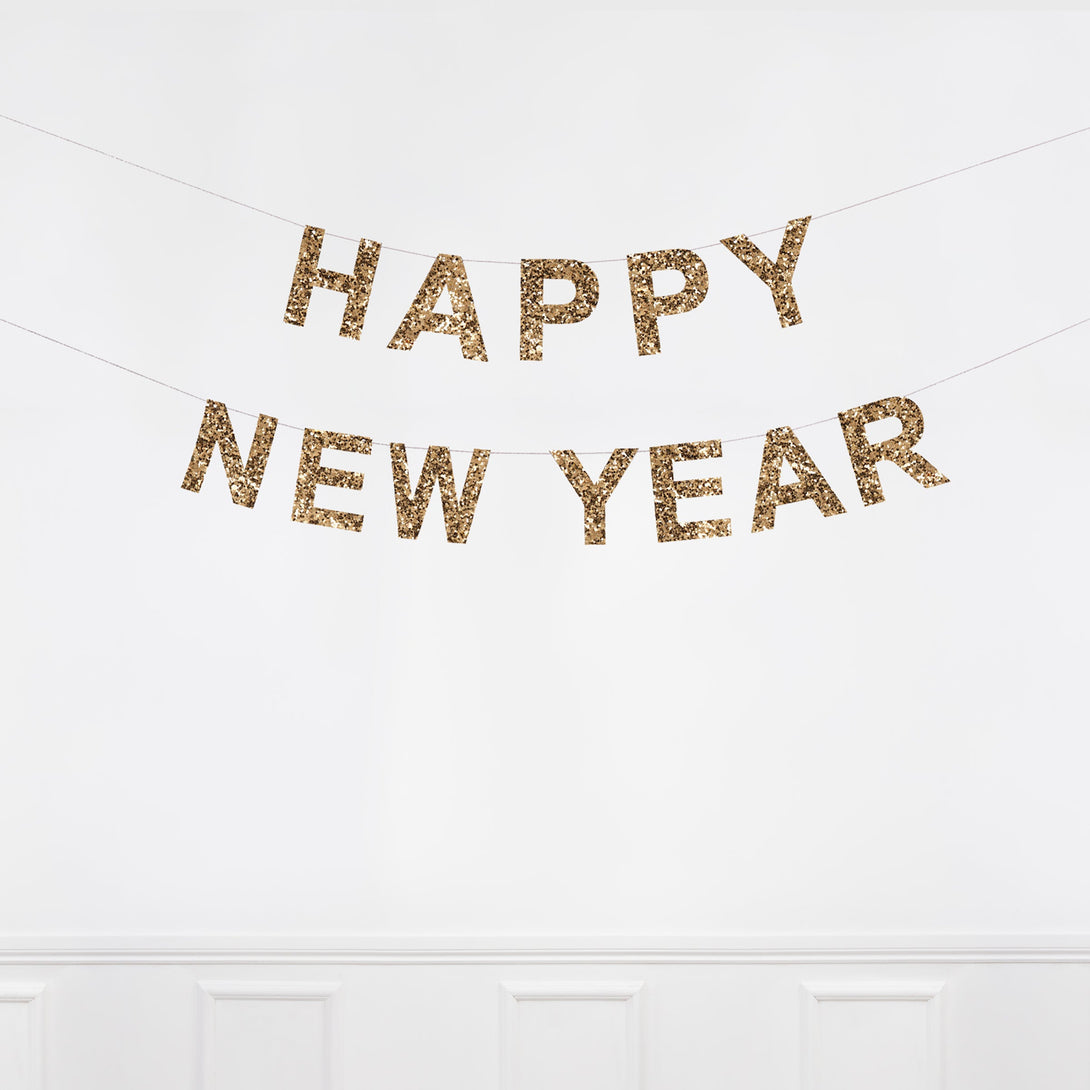 This gold garland, with lots of shiny glitter, is the perfect New Year's Eve decoration.