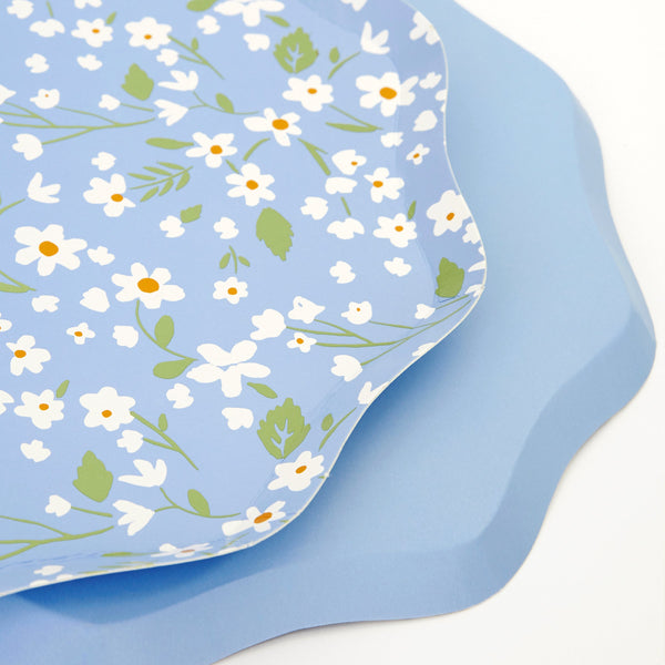 Our paper plates have a pretty design of ditsy florals, perfect as cocktail plates, picnic plates or for garden parties. Image2