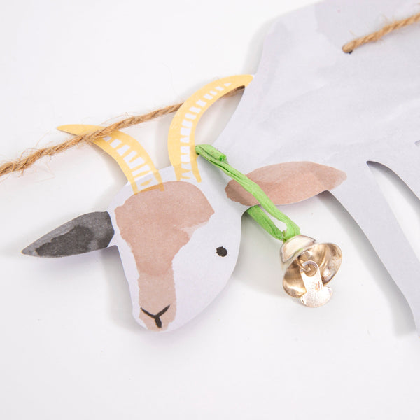 Our long party garland, featuring a tractor and farmyard animals, is perfect for a farm birthday party. Image2